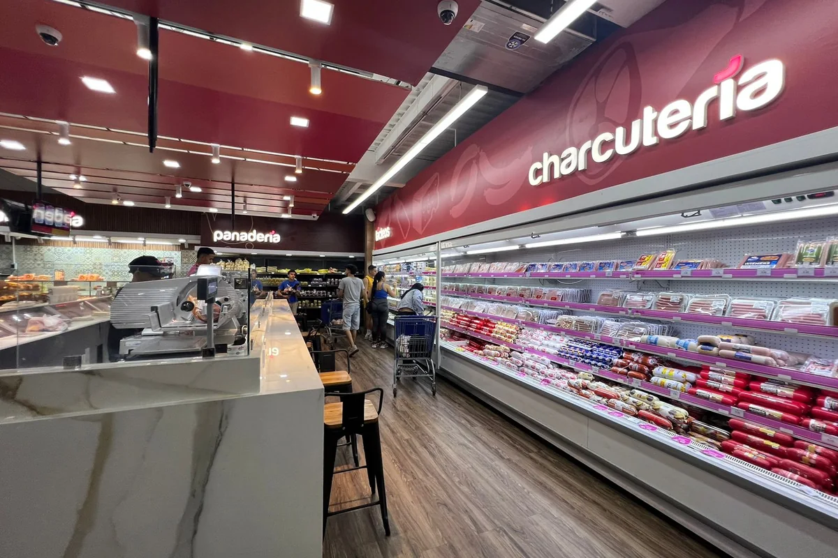 Áreas de charcutería y panadería de La Cé