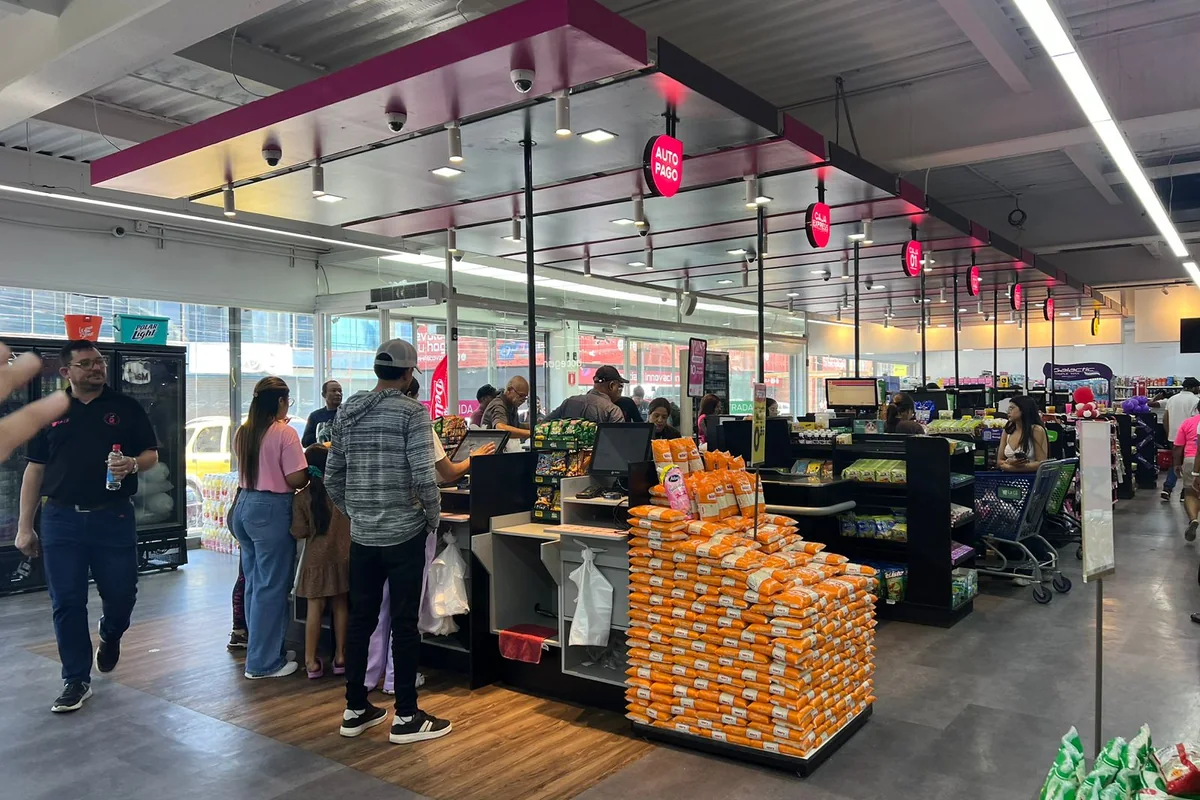 Zona de cajas y AutoPago de La Cé