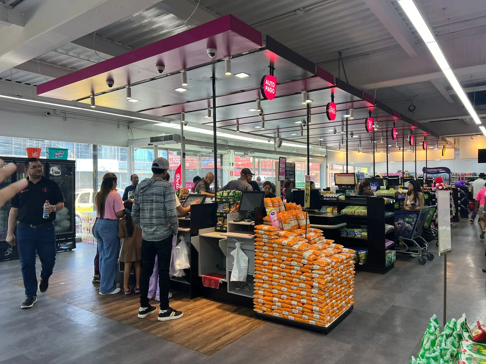 Zona de cajas y AutoPago de La Cé